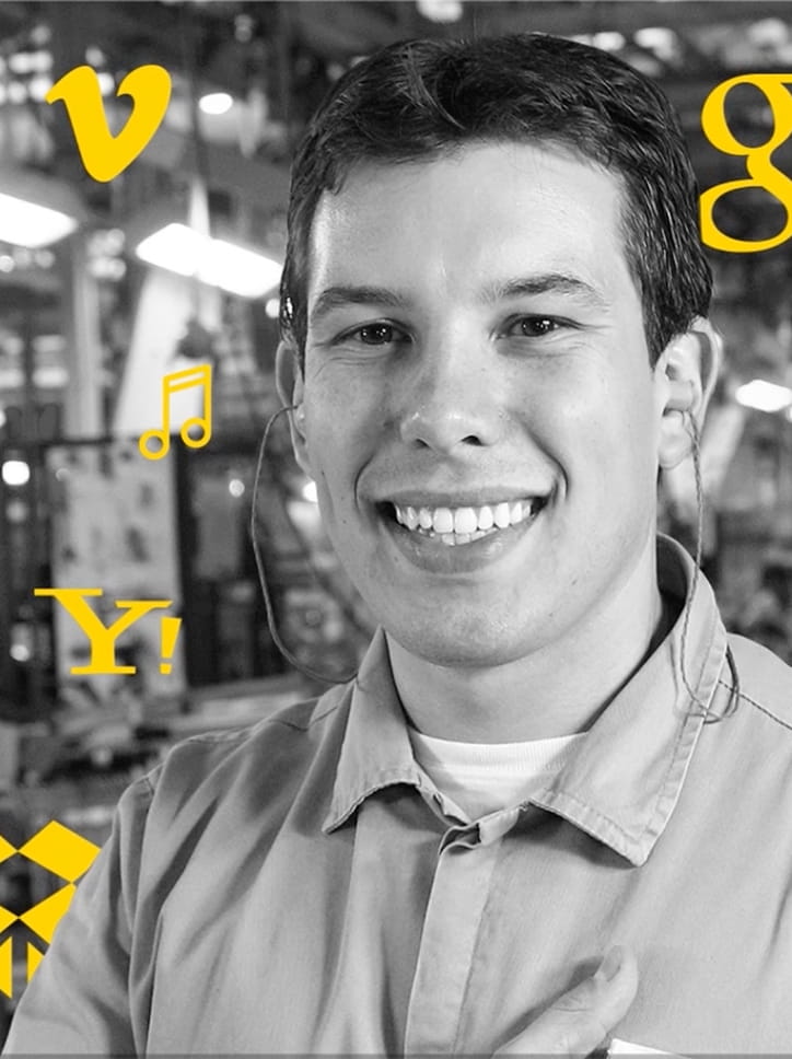 Parte da campanha "Sou Renault”, com uma imagem mostrando um jovem sorrindo com fones de ouvido.