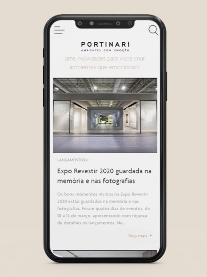 Tela de um celular mostrando o site da Portinari, com um artigo sobre a "Expo Revestir 2020".
