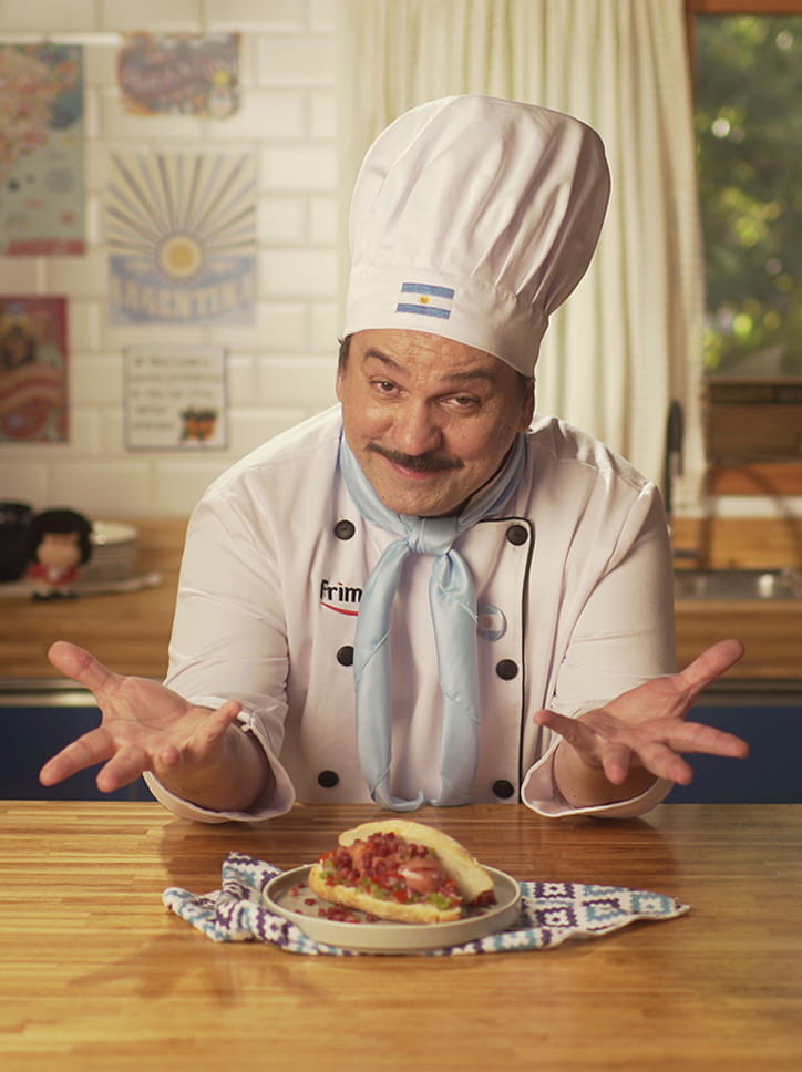 Peça da campanha da Frimesa “Hoje é Dia de Copa”, apresentando um chef com a bandeira da Argentina convidando para saborear um lanche com produtos da marca.