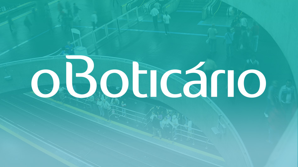 Imagem de marca de O Boticário, com o logotipo sobre uma foto de um ambiente urbano movimentado.